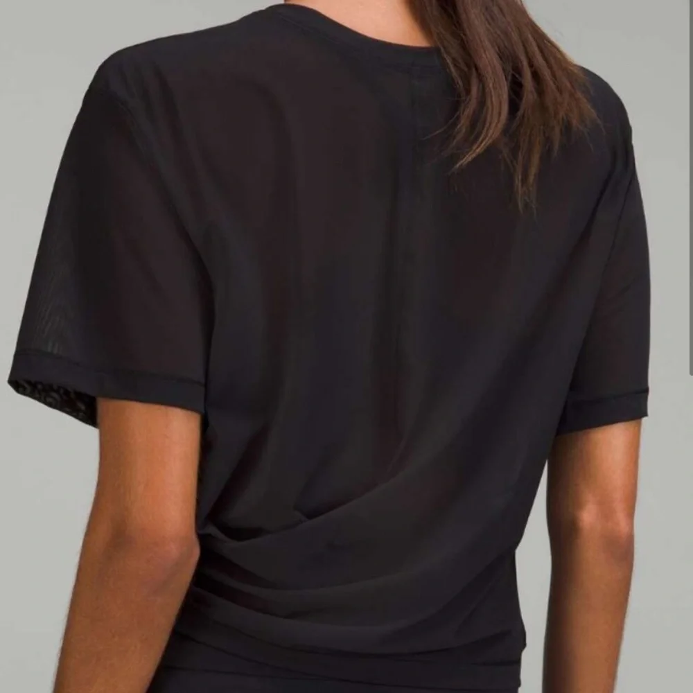 Lululemon Lightweight Mesh Reversible Yoga T-Shirt‎ Sheer Short Sleeve Black 2